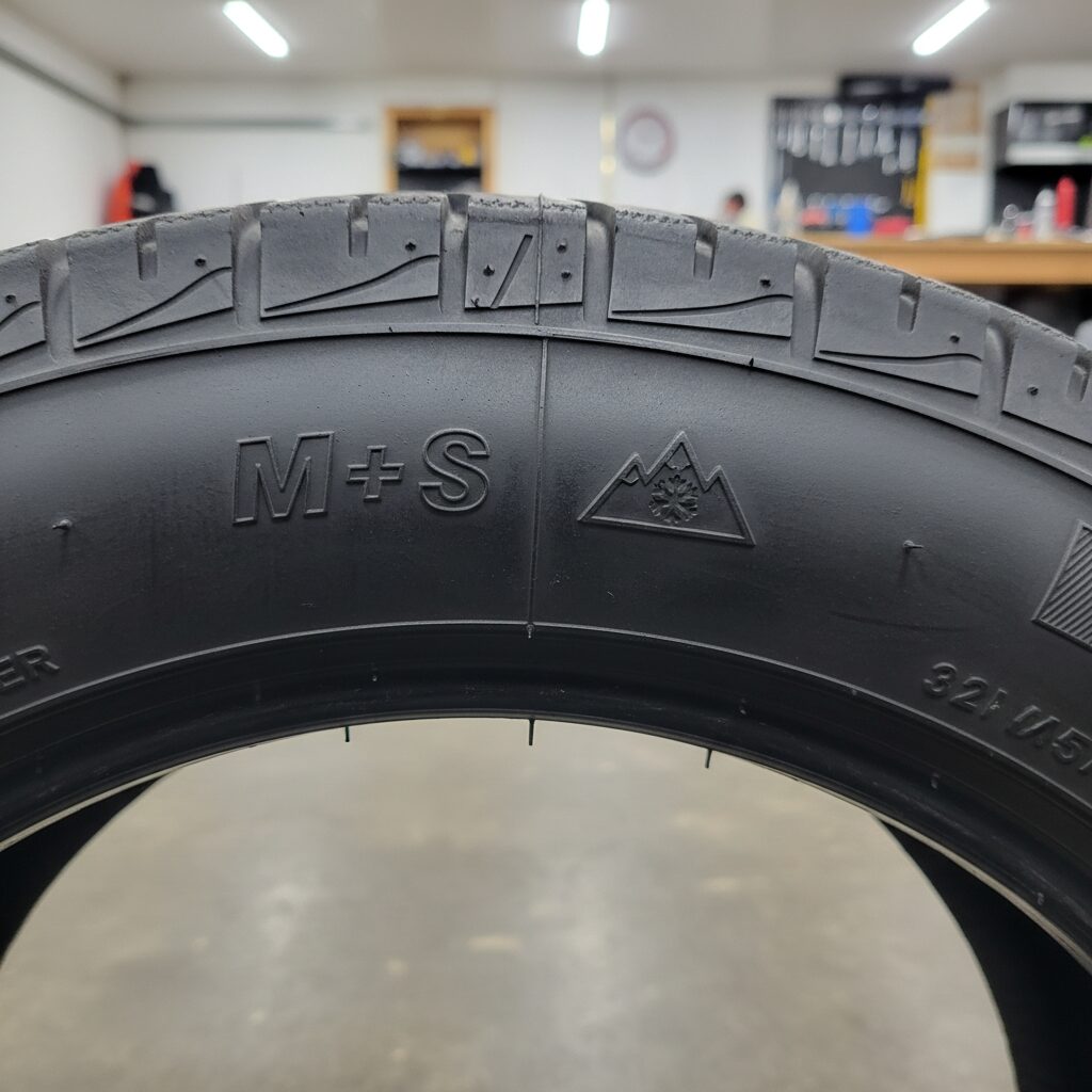 Marquage 3PMSF (flocon de neige et montagne) et M+S sur le flanc d'un pneu hiver